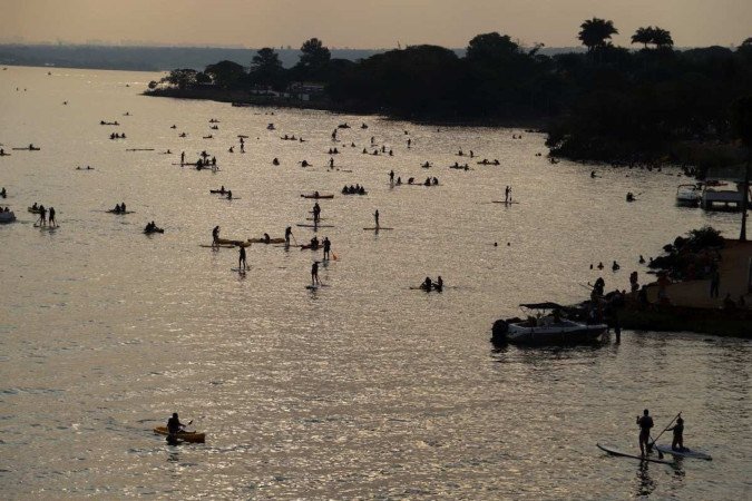 Brasília, 05.10.2024 - Calor em Brasília. 
Movimentação de banhistas na orla do Lago Paranoá, 
ao lado da Ponte JK. Foto: Luís Tajes