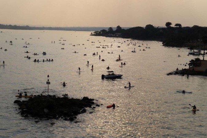 Brasília, 05.10.2024 - Calor em Brasília. 
Movimentação de banhistas na orla do Lago Paranoá, 
ao lado da Ponte JK. Foto: Luís Tajes