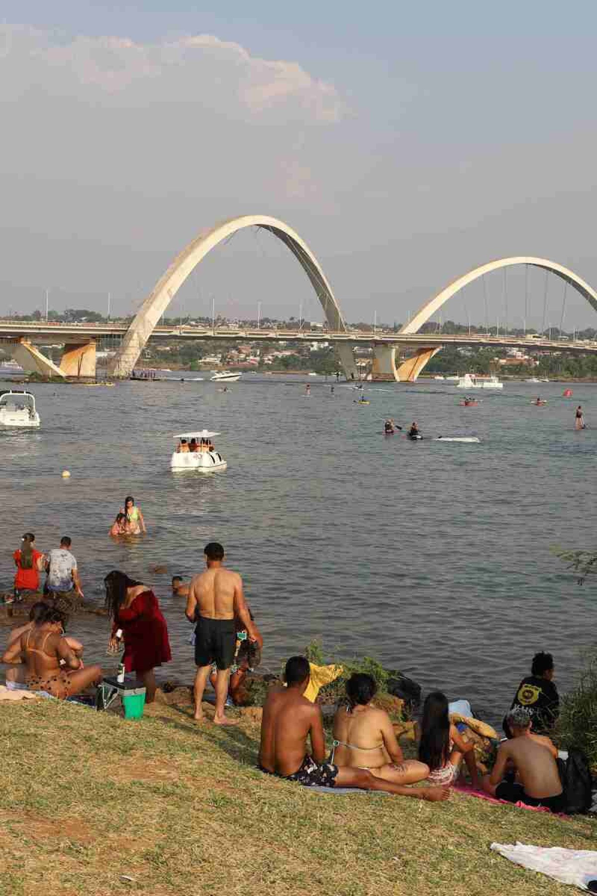 Brasília, 05.10.2024 - Calor em Brasília.  Movimentação de banhistas na orla do Lago Paranoá,  ao lado da Ponte JK. Foto: Luís Tajes