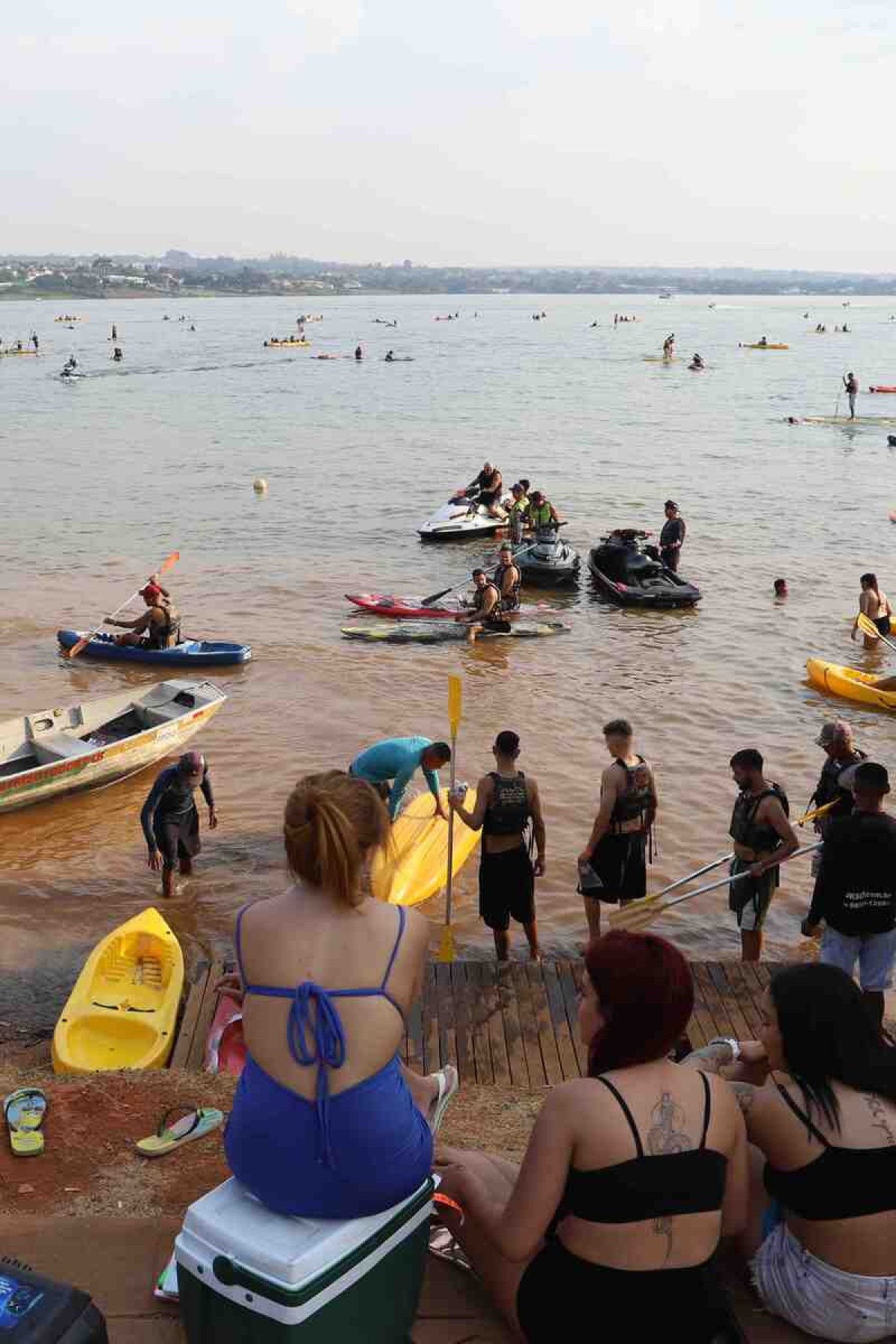 Brasília, 05.10.2024 - Calor em Brasília.  Movimentação de banhistas na orla do Lago Paranoá,  ao lado da Ponte JK. Foto: Luís Tajes