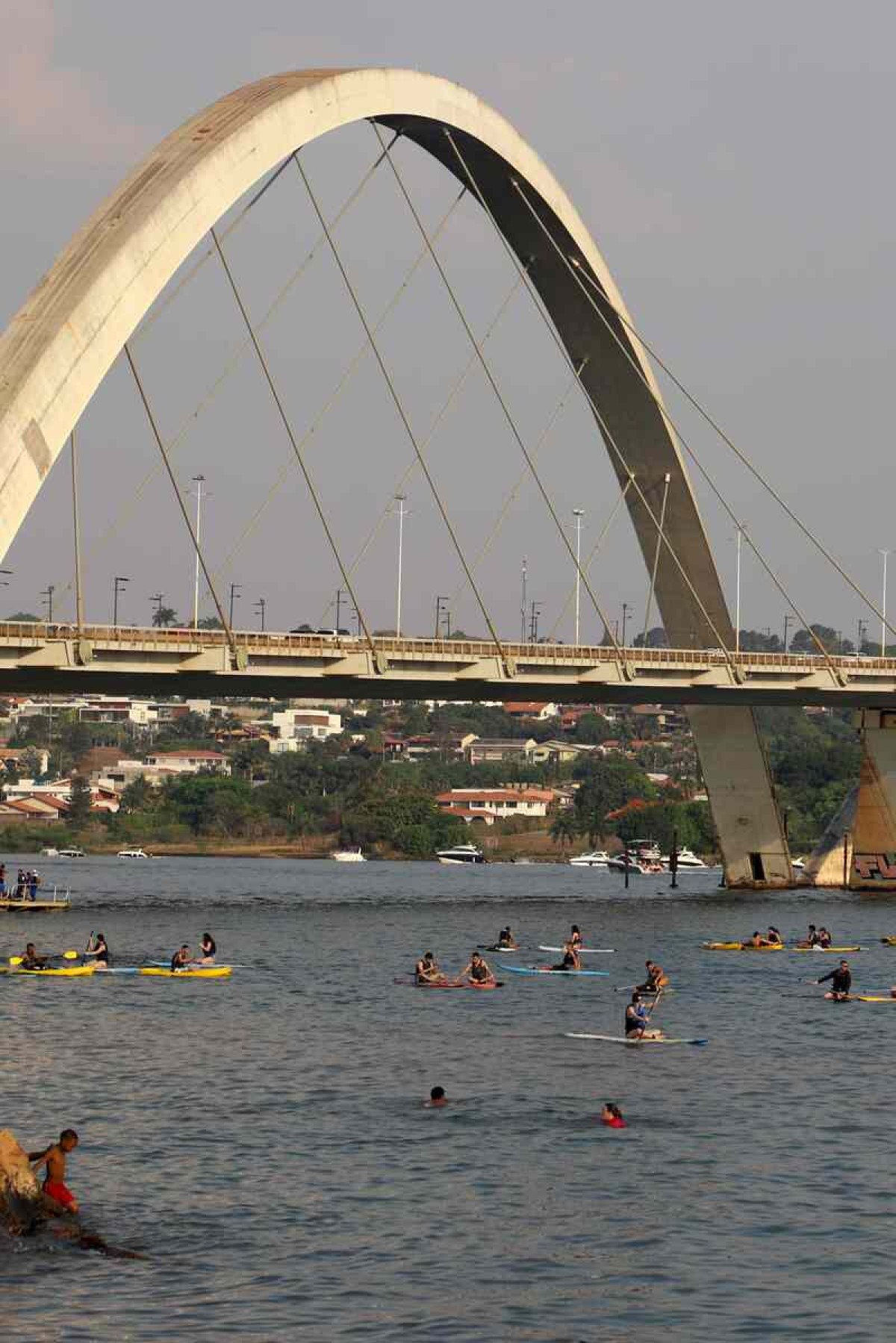 Brasília, 05.10.2024 - Calor em Brasília.  Movimentação de banhistas na orla do Lago Paranoá,  ao lado da Ponte JK. Foto: Luís Tajes