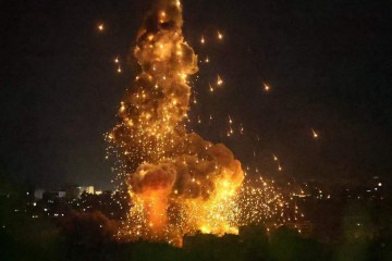 Fumaça sobe de um bairro no subúrbio 
sul de Beirute 
atacado por Israel
 -  (crédito: Fotos: AFP)