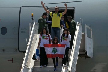  Brasileiro-libanês agradece na chegada a São Paulo; crianças estampam amor pelos dois países    -  (crédito:  AFP)