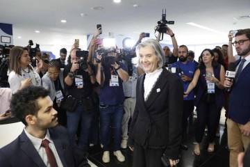  Pouco depois de 1h do início das apurações das votações das eleições, a ministra Cármen Lúcia, presidente do Tribunal Superior Eleitoral (TSE), junto com o ministro Luís Roberto Barroso, presidente do Supremo Tribunal Federal (STF)l, foram até o 3º andar da sede do TSE falar com os jornalistas para trazer um balanço do 1º turno das eleições, que ocorreu nos mais ded 5.500 municípios brasileiros -  (crédito:  Alejandro Zambrana/Secom/TSE)