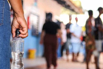 Eleitores da Escola Jardim Paquetá, em Planaltina, foram votar munidos de garrinhas de água para encarar dia ensolarado -  (crédito: Kayo Magalhães/C.B.)