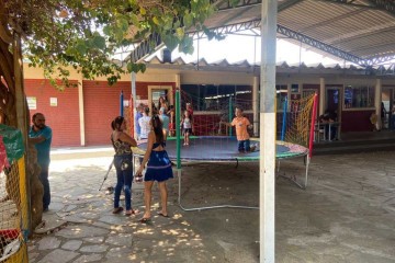 Escola Municipal Modelo, em Cocalzinho de Goiás, disponibilizou cama elástica e piscina de bolinhas para crianças brincarem enquanto pais votam -  (crédito: Pedro Ibarra/C.B.)