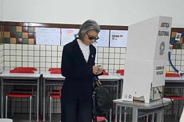 Ministra Cármen Lúcia chegou antes do horário de início de votação e aguardou na fila antes de votar, em Belo Horizonte -  (crédito: TRE/MG)