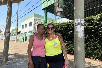 Joana Valentina Everton, 53, e Priscila Valentina Everton, 32, foram votar na hora do almoço no Colégio Santo Antônio -  (crédito: Letícia Guedes/CB/D.A. Press)