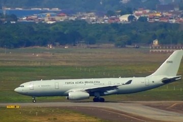 Aeronave KC-30 decolou da Base Aérea de São Paulo rumo a Lisboa, Portugal, onde fará uma escala antes de pousas no aeroporto de Beirute, capital do Líbano -  (crédito: Divulgação/FAB)