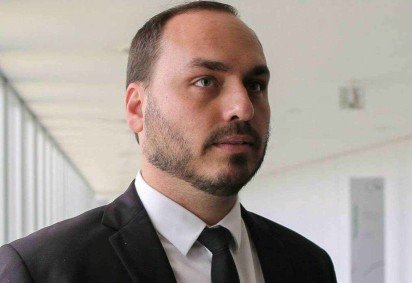 Carlos Bolsonaro voltou a usar o X para criticar as condi&ccedil;&otilde;es da cela do pai -  (crédito: AFP)