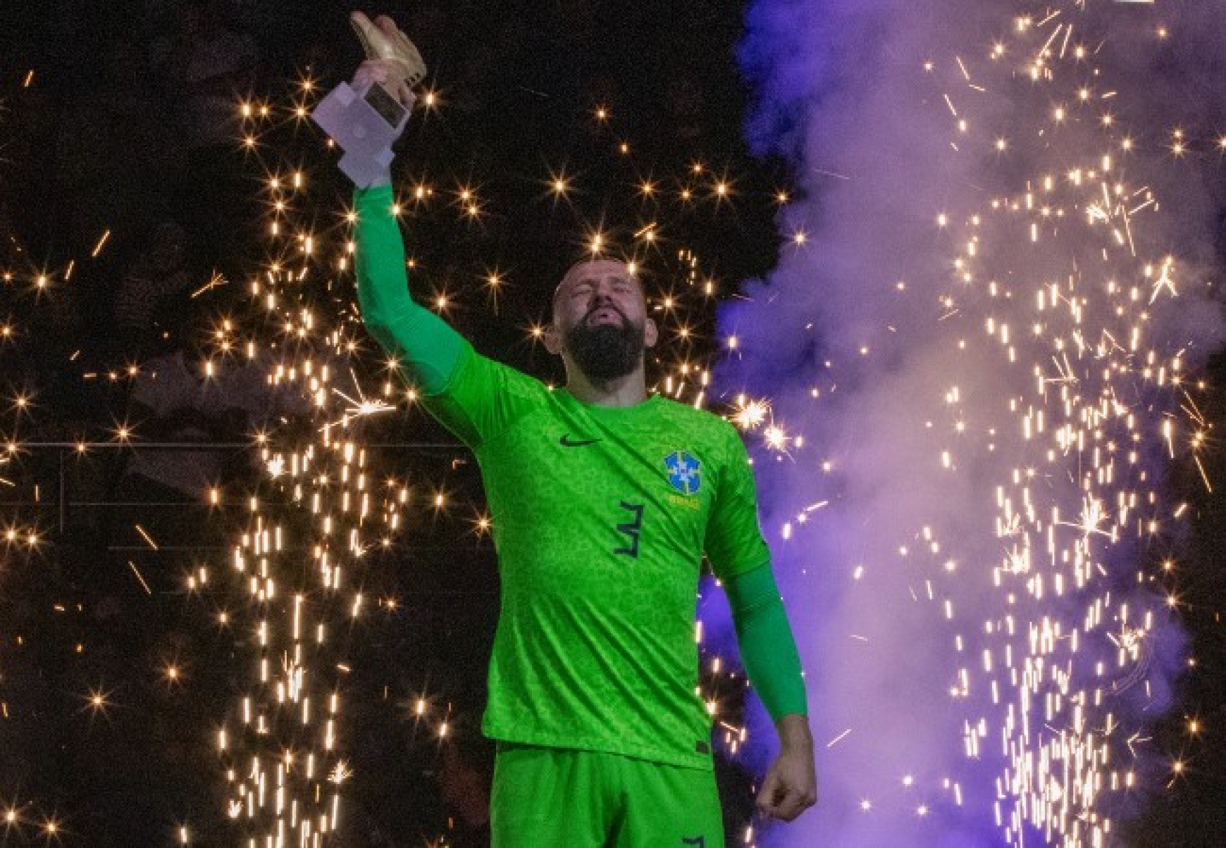 Goleiro Willian ganha milhares de seguidores em rede social após título do Brasil no futsal