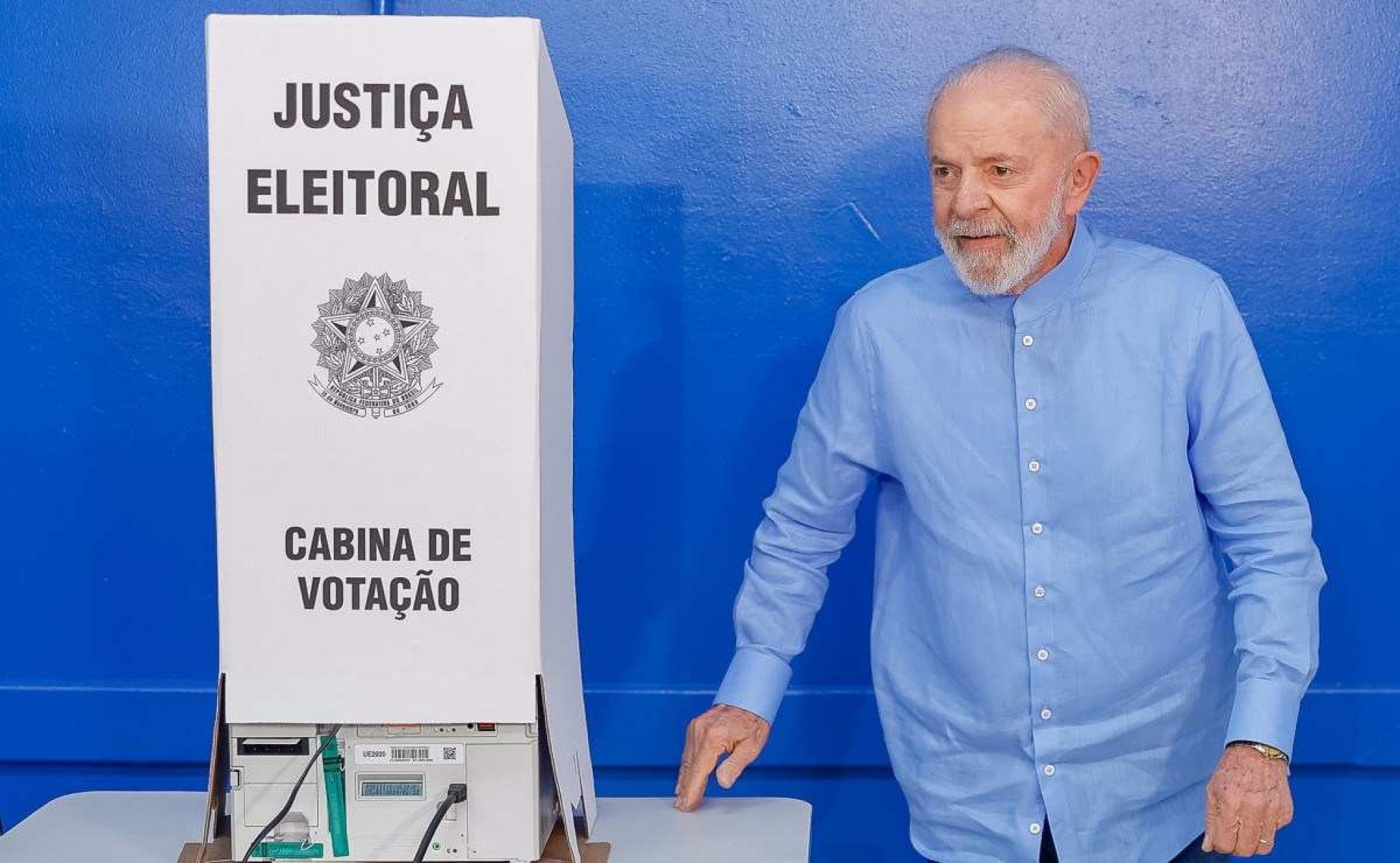 Ao votar, Lula condena fake news de 