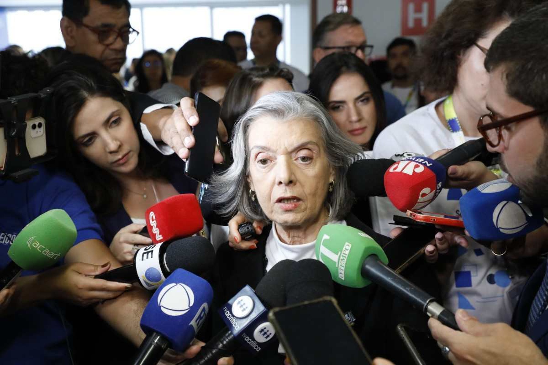 Cármen Lúcia lamenta falta de prefeitas eleitas no 1º turno: 