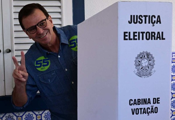 O prefeito da cidade do Rio de Janeiro e candidato à reeleição Eduardo Paes, do Partido Social Democrata (PSD), vota no primeiro turno das eleições municipais, no Rio de Janeiro, Brasil, em 6 de outubro de 2024 -  (crédito: PABLO PORCIUNCULA/AFP)