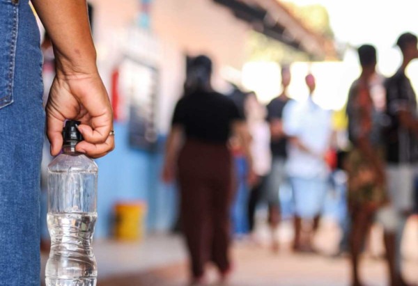 Eleitores da Escola Jardim Paquetá, em Planaltina, foram votar munidos de garrinhas de água para encarar dia ensolarado -  (crédito: Kayo Magalhães/C.B.)