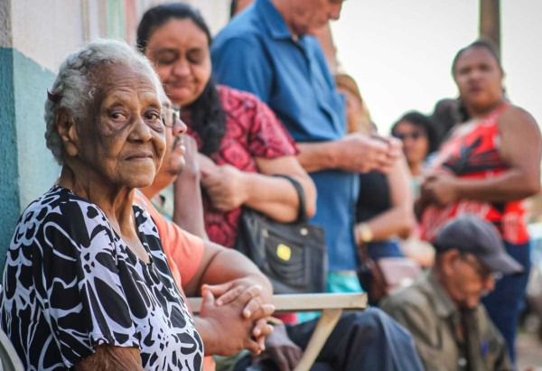 Dona Francisca de Lima, 94 anos, e outros eleitores aguardam para votar em Planaltina -  (crédito: Kayo Magalhães/C.B.)