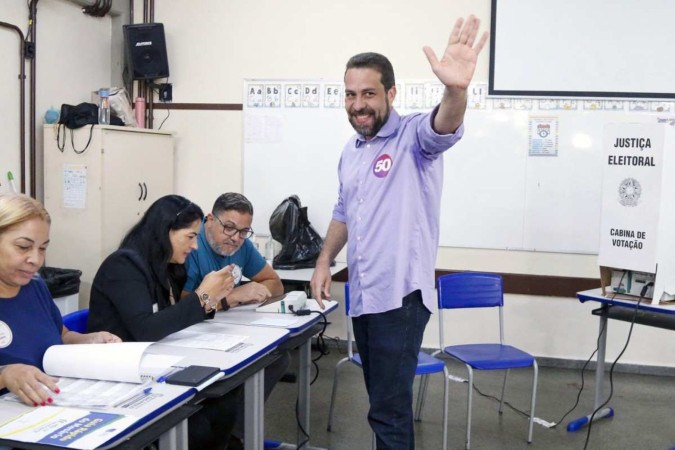 Em discurso, Boulos agradeceu especialmente aos eleitores da periferia de São Paulo, que, segundo ele, foram fundamentais para sua expressiva votação -  (crédito: Miguel SCHINCARIOL / AFP)