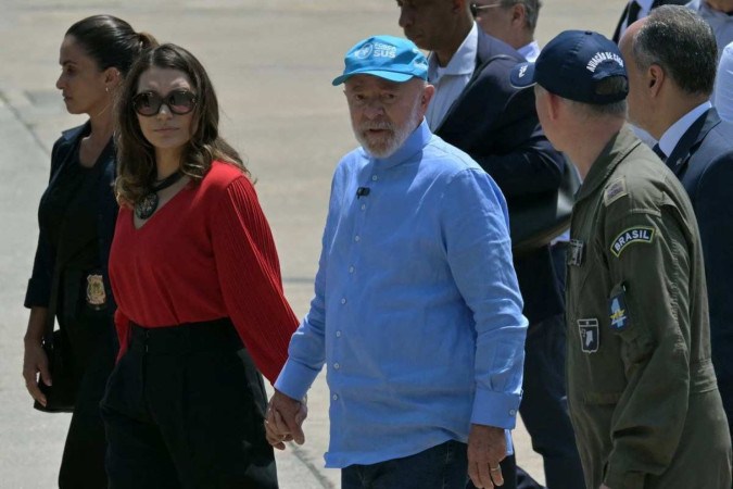 O presidente do Brasil, Luiz Inácio Lula da Silva, e a primeira-dama 'Janja' caminham na pista após a chegada de cidadãos brasileiros fugindo do conflito entre Israel e o Líbano, na Base Aérea de São Paulo em Guarulhos, estado de São Paulo, Brasil, em 6 de outubro de 2024.
 -  (crédito: NELSON ALMEIDA / AFP)