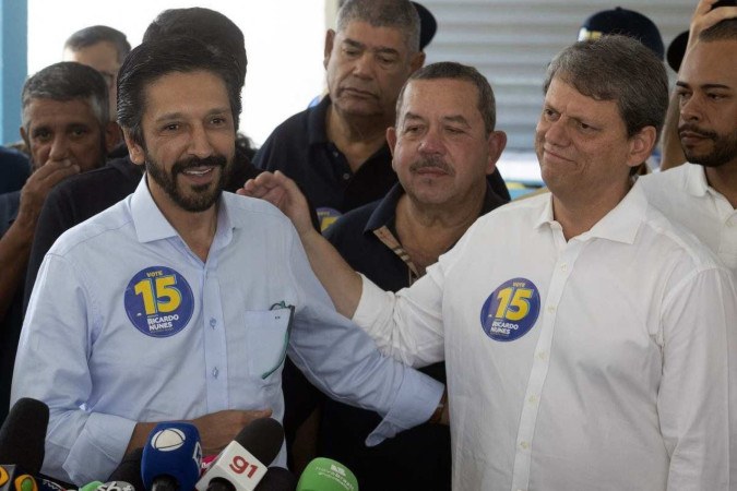 Tarcísio de Freitas esteve ao lado do candidato à reeleição Ricardo Nunes na hora em que votou em São Paulo -  (crédito: Nilton Fukuda / AFP)