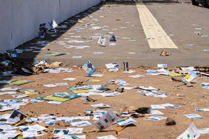 Santinhos espalhados no Colégio Estadual Professora Maria Angélica De Oliveira, em Formosa