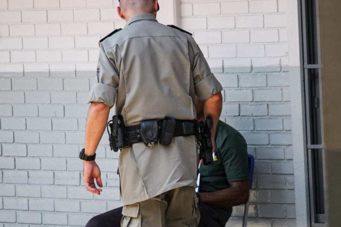 Fiscal é abordado por policial por usar adesivos de candidato