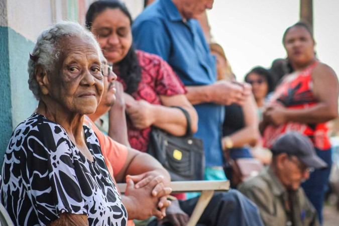 Dona Francisca de Lima, 94 anos, e outros eleitores aguardam para votar em Planaltina -  (crédito: Kayo Magalhães/C.B.)