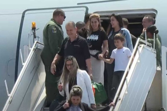 229 pessoas chegaram ao Brasil na manhã deste domingo após operação de repatriação no Líbano -  (crédito: Reprodução Canal Gov)