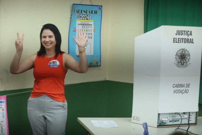 Candidata de Bolsonaro à prefeitura de Valparaíso, Maria Yvelônia vota na Escola Municipal Marcus Antônio Salermo -  (crédito: Luís Tajes/C.B.)