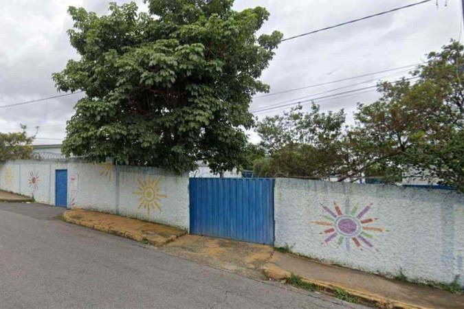 Escola Francisco Salles, no Bairro Darcy Ribeiro, em Contagem, onde a PMMG foi alvo de tiros ao abordar boca de urna -  (crédito: Reprodução/Google StreetView)