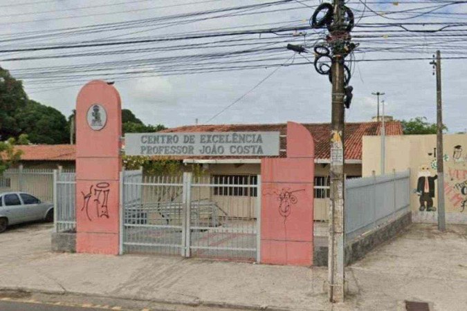 Mulher foi perseguida e esfaqueada por ex-companheiro dentro de escola em Aracaju que funciona como local de votação neste domingo -  (crédito: Reprodução/Google Street View)