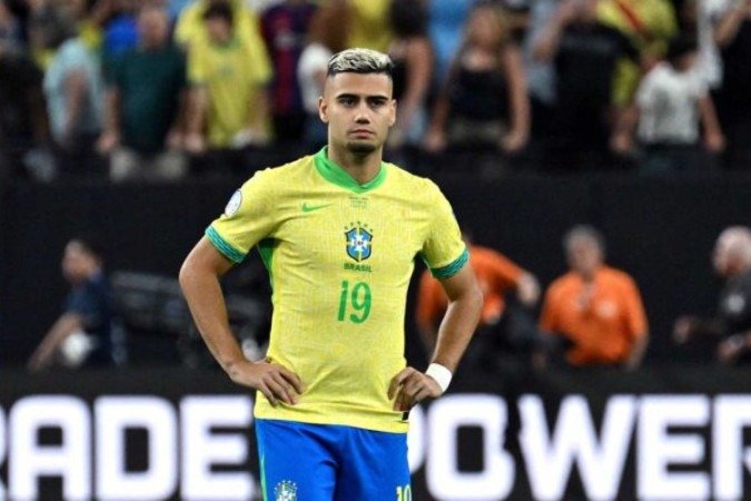  Brazil's midfielder #19 Andreas Pereira reacts after his team's defeat in the Conmebol 2024 Copa America tournament quarterfinal football match between Uruguay and Brazil at Allegiant Stadium in Las Vegas, Nevada on July 6, 2024. (Photo by Robyn Beck / AFP) (Photo by ROBYN BECK/AFP via Getty Images)
     -  (crédito:  AFP via Getty Images)