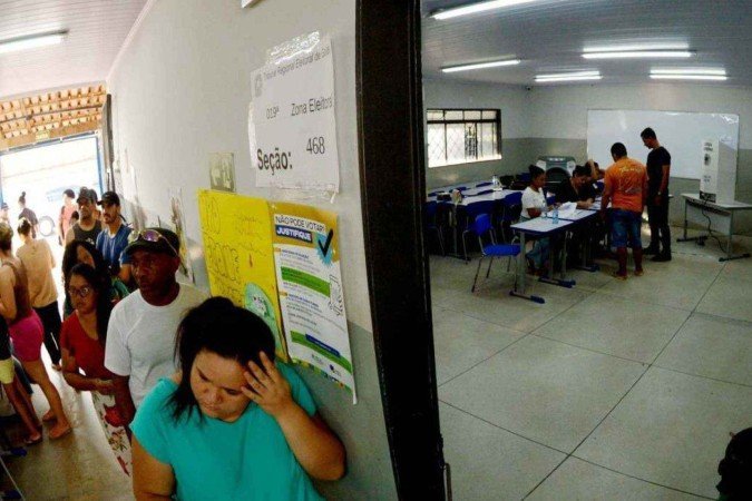 Filas próximo ao fechamento das urnas em Luziânia - (crédito: Ed Alves/CB) Filas próximo ao fechamento das urnas em Luziânia - (crédito: Ed Alves/CB)