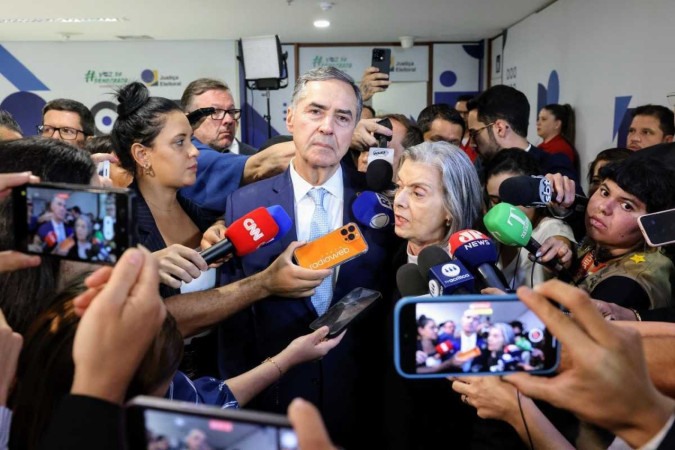 Pouco depois de 1h do início das apurações das votações das eleições, a ministra Cármen Lúcia, presidente do Tribunal Superior Eleitoral (TSE), junto com o ministro Luís Roberto Barroso, presidente do Supremo Tribunal Federal (STF)l, foram até o 3º andar da sede do TSE falar com os jornalistas para trazer um balanço do 1º turno das eleições, que ocorreu nos mais ded 5.500 municípios brasileiros -  (crédito: Antonio Augusto/STF)