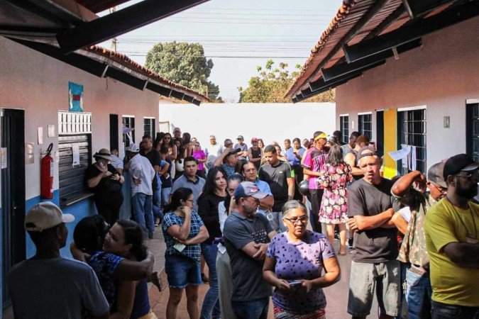 Mesmo debaixo do sol forte, população do Entorno do Distrito Federal compareceu em massa às urnas
