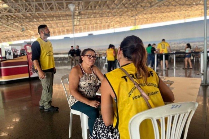 Eleições 2024 CB. Brasília. Maria Lídia de Souza, 61, justifica ausência à urna.