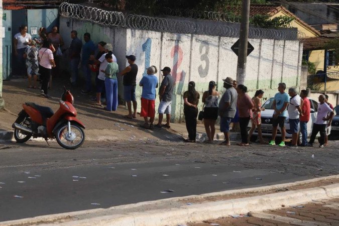 Em Luziânia, maior colégio eleitoral do Entorno, houve filas. Para escapar do sol, muitos foram às urnas nas primeiras horas da manhã e perto do fim da votação -  (crédito:  LUIS TAJES)