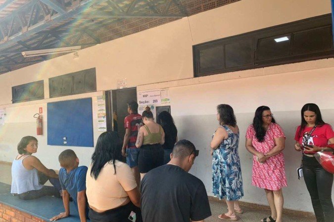Problemas na biometria geraram pequenas filas em frente às salas de votação em Valparaíso - (crédito: Isabela Berrogain) Problemas na biometria geraram pequenas filas em frente às salas de votação em Valparaíso - (crédito: Isabela Berrogain)