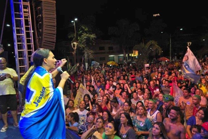 Jéssica do faz discurso emocionado após anunciar vitória nas eleições de Santo Antônio do Descoberto - (crédito: Jéssica Andrade/Divulgação) Jéssica do faz discurso emocionado após anunciar vitória nas eleições de Santo Antônio do Descoberto - (crédito: Jéssica Andrade/Divulgação)