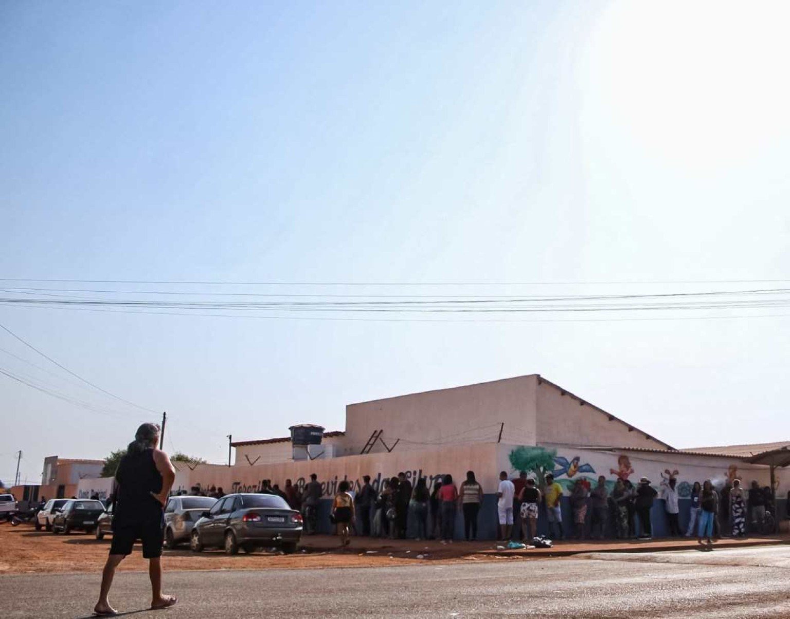 Sol intenso toma conta do céu no bairro Jardim Paquetá, em Planaltina de Goiás