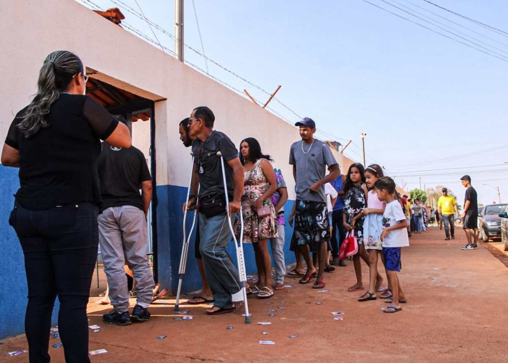 Eleitores esperam em fila na Escola Municipal Jardim Paquetá, em Planaltina de Goiás
