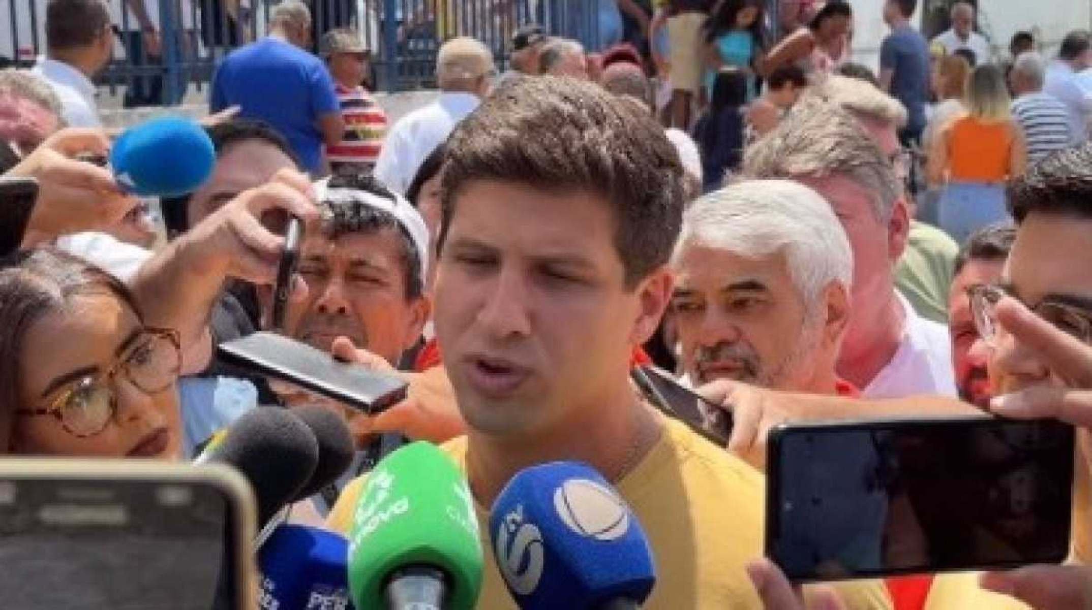 Favorito à reeleição, João Campos vota em Recife e agradece apoio