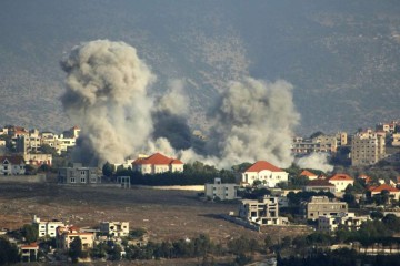 Uma nuvem de fumaça se forma após um ataque aéreo israelense na aldeia de Khiam, no sul do Líbano, perto da fronteira com Israel, em 7 de outubro de 2024. -  (crédito:  AFP)