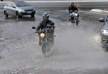 Os aguaceiros têm causado transtornos como deixar vias alagadas -  (crédito: Minervino Júnior/CB/D.A.Press)