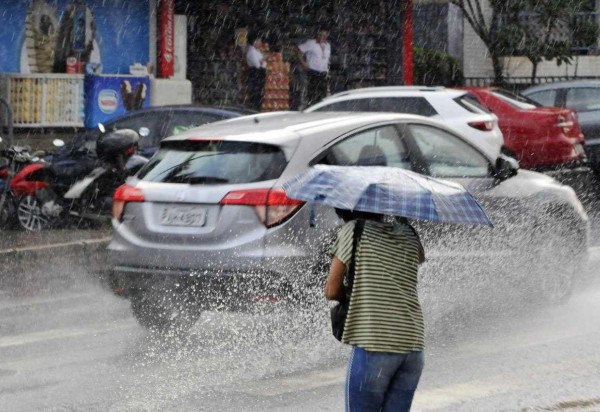  07/10/2024. Crédito: Minervino Júnior/CB/D.A Press. Brasil.  Brasilia - DF. Chuva em Brasília após longo período de seca. Asa Norte SQN 216 -  (crédito:  Minervino Júnior/CB)