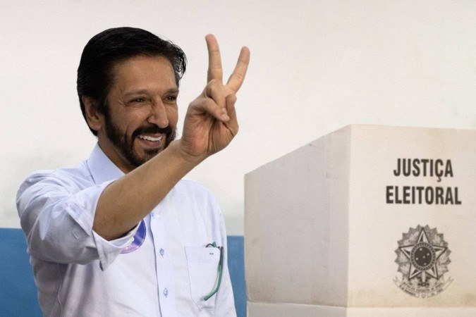 Há 10 dias do segundo turno das eleições municipais, o emedebista conta com 47% das intenções de voto das eleitoras -  (crédito: Nilton Fukuda / AFP)