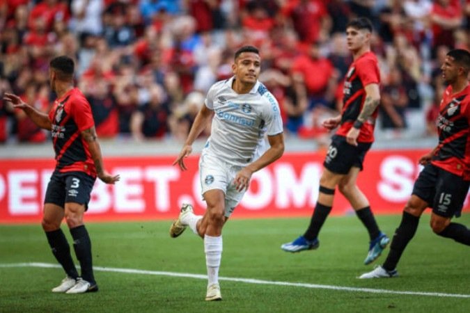 Com os problemas no sistema defensivo, Gustavo Martins foi titular nos últimos quatro jogos do Grêmio - (crédito: Foto: Lucas Uebel/Grêmio FBPA) Com os problemas no sistema defensivo, Gustavo Martins foi titular nos últimos quatro jogos do Grêmio - (crédito: Foto: Lucas Uebel/Grêmio FBPA)