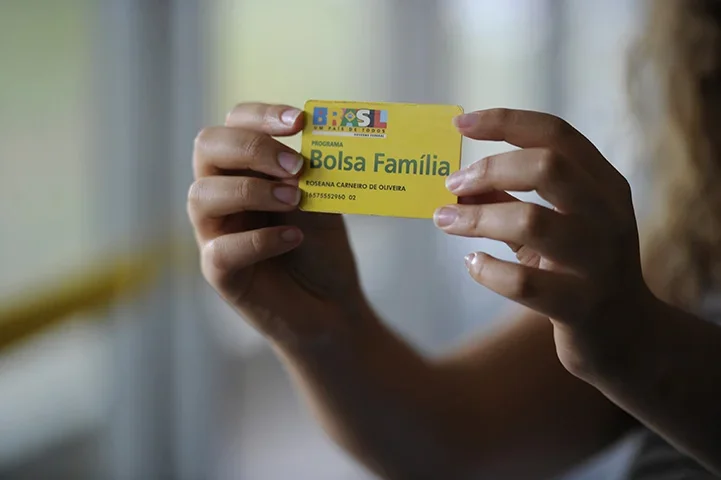 Ao todo, o Bolsa Família contempla cerca de 20,5 milhões de famílias. Já o Auxílio Gás, 5,3 milhões de famílias em todo o país - (crédito: Jefferson Rudy/Agência Senado) Ao todo, o Bolsa Família contempla cerca de 20,5 milhões de famílias. Já o Auxílio Gás, 5,3 milhões de famílias em todo o país - (crédito: Jefferson Rudy/Agência Senado)