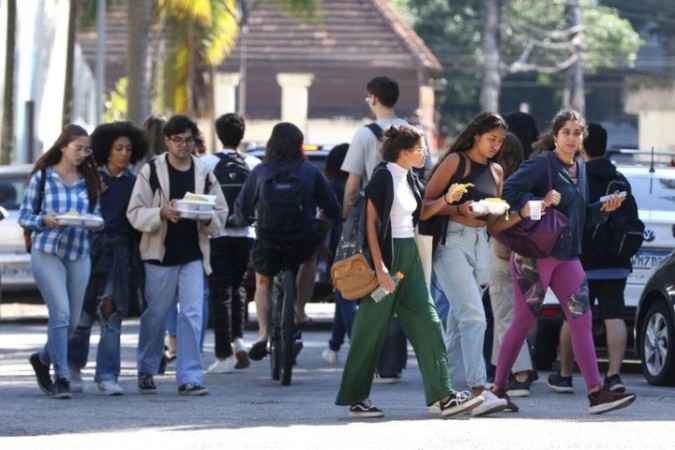 Lançado ano passado, o Pé-de-meia é um programa sancionado pelo presidente Lula e serve como um incentivo à permanência dos alunos na escola -  (crédito: Tânia Rêgo/Agência Brasil)