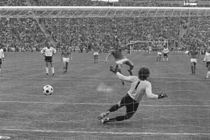 O gol de pênalti mais famoso marcado por Johan Neeskens na final da Copa do Mundo de 1974
