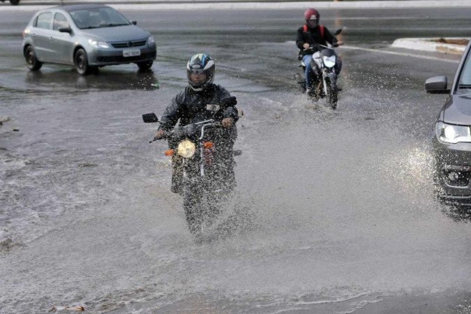 Os aguaceiros têm causado transtornos como deixar vias alagadas -  (crédito: Minervino Júnior/CB/D.A.Press)